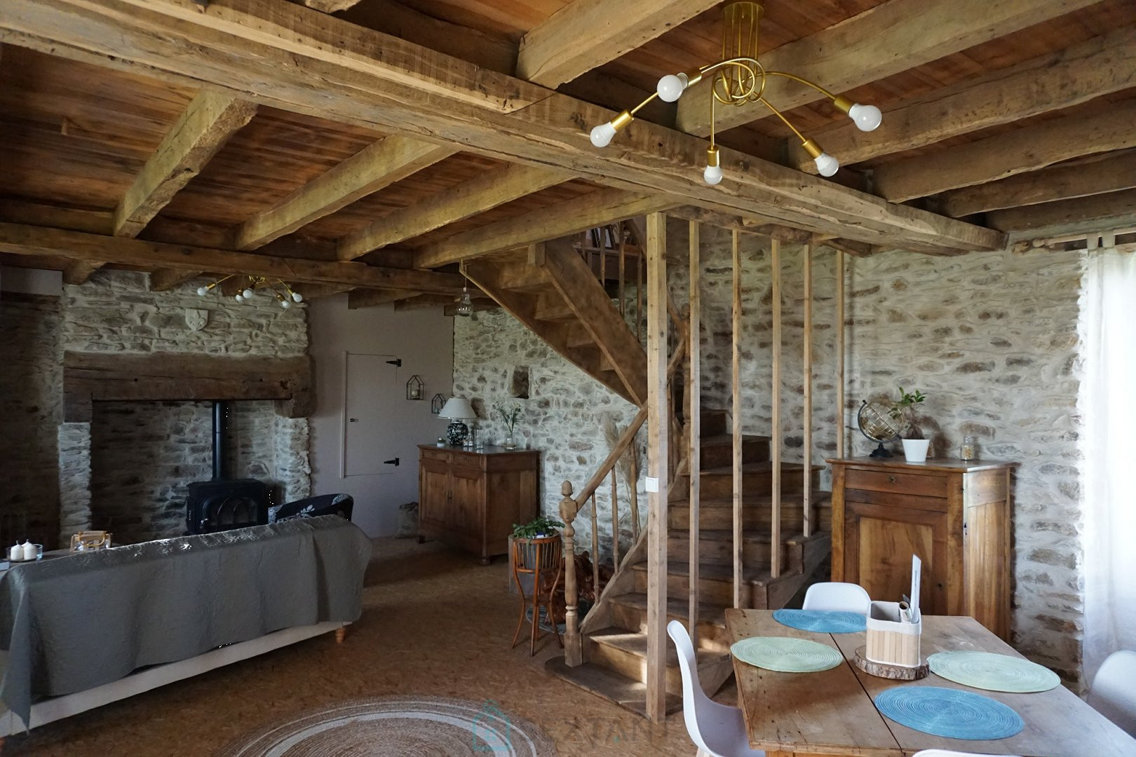 
                                                Vente
                                                 Superbe corps de ferme en pierre niché au coeur du paisible et pittoresque parc naturel du Périgord vert. 