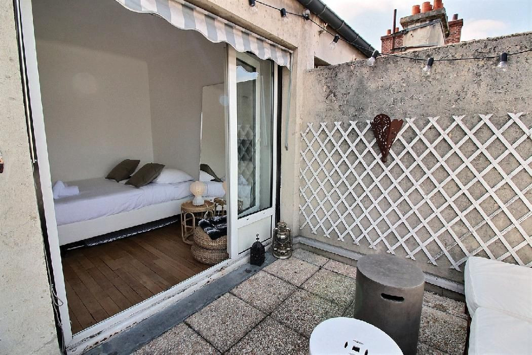 
                                                Location
                                                 Superbe studio parfaitement équipé, lumineux avec une grande terrasse (loyer tout inclus)