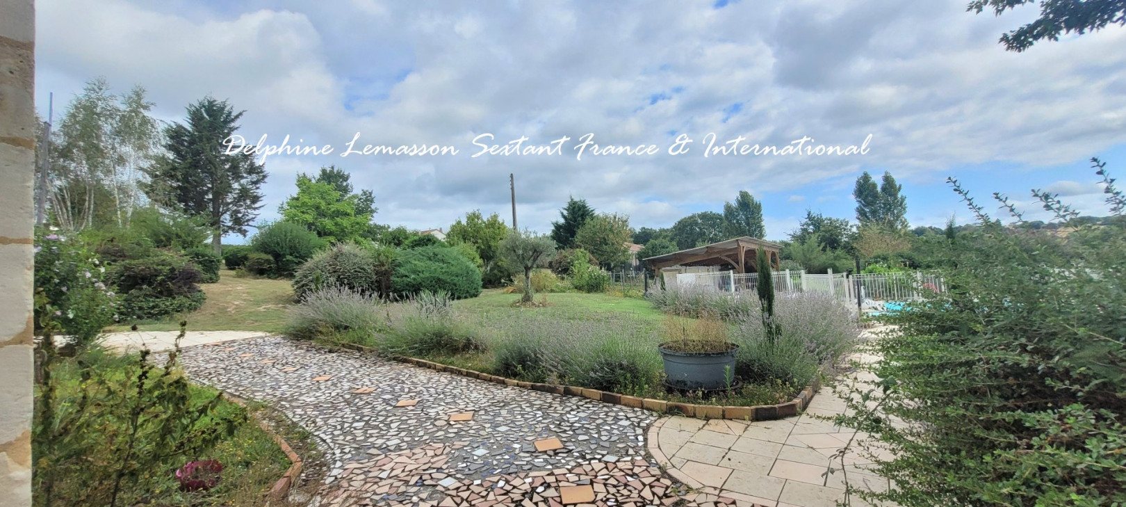 
                                                Vente
                                                 Sur les coteaux de Bergerac : Belle longère avec gite, vue dégagée et piscine 