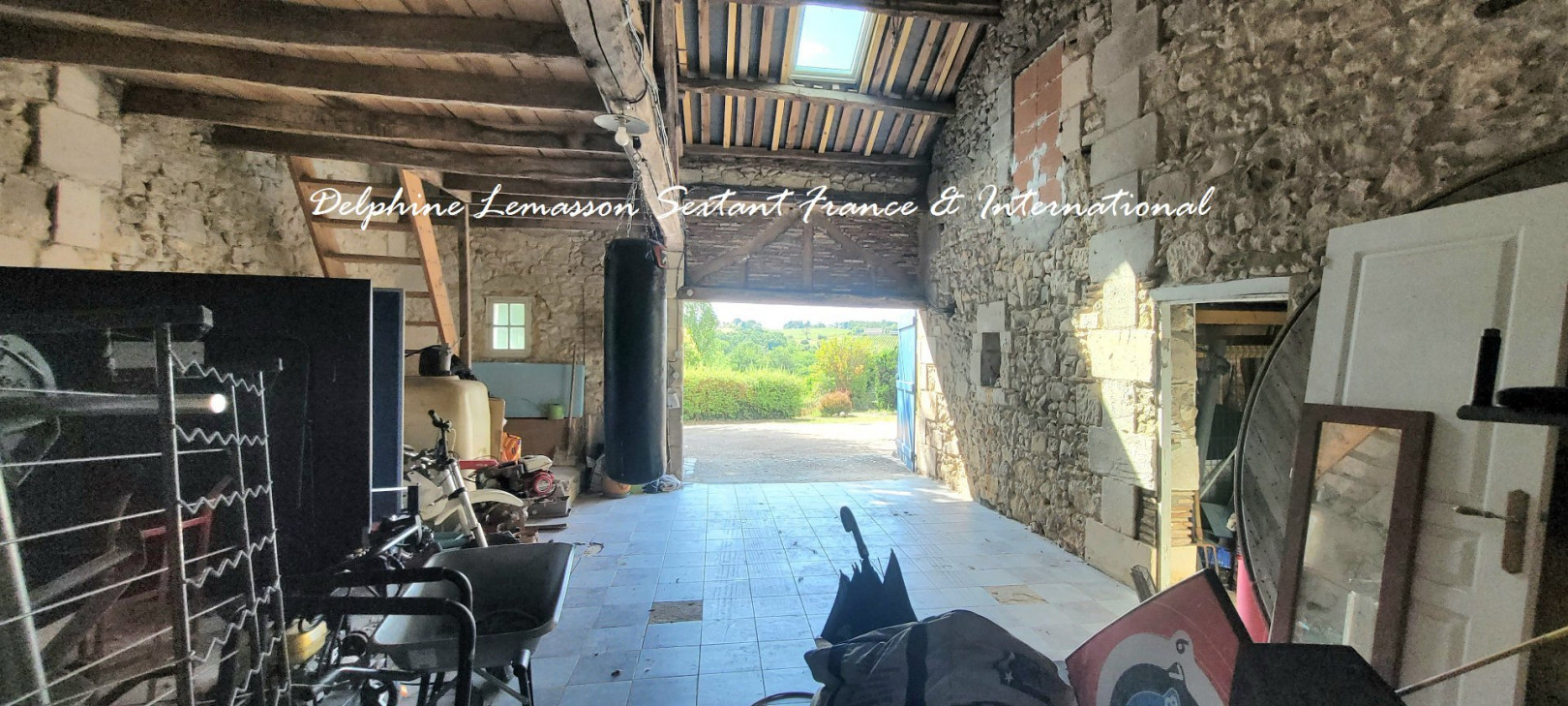 
                                                Vente
                                                 Sur les coteaux de Bergerac : Belle longère avec gite, vue dégagée et piscine 