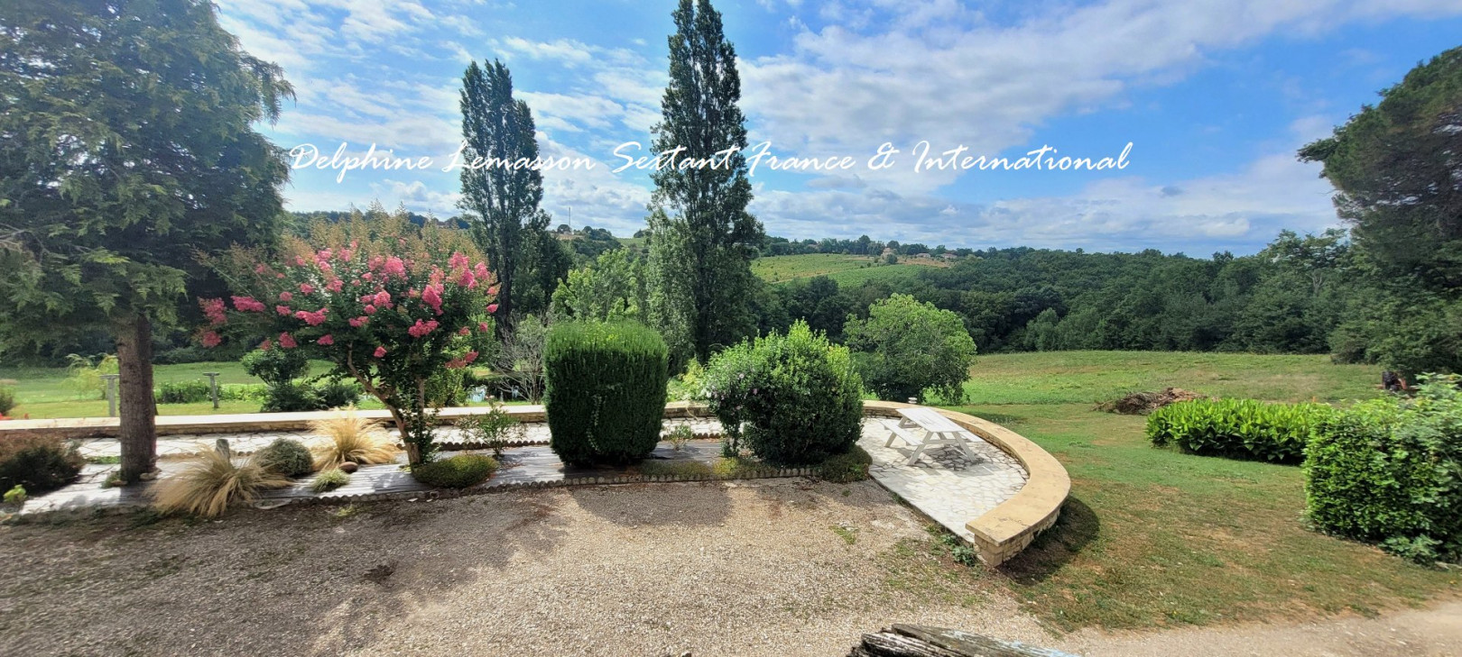 
                                                Vente
                                                 Sur les coteaux de Bergerac : Belle longère avec gite, vue dégagée et piscine 