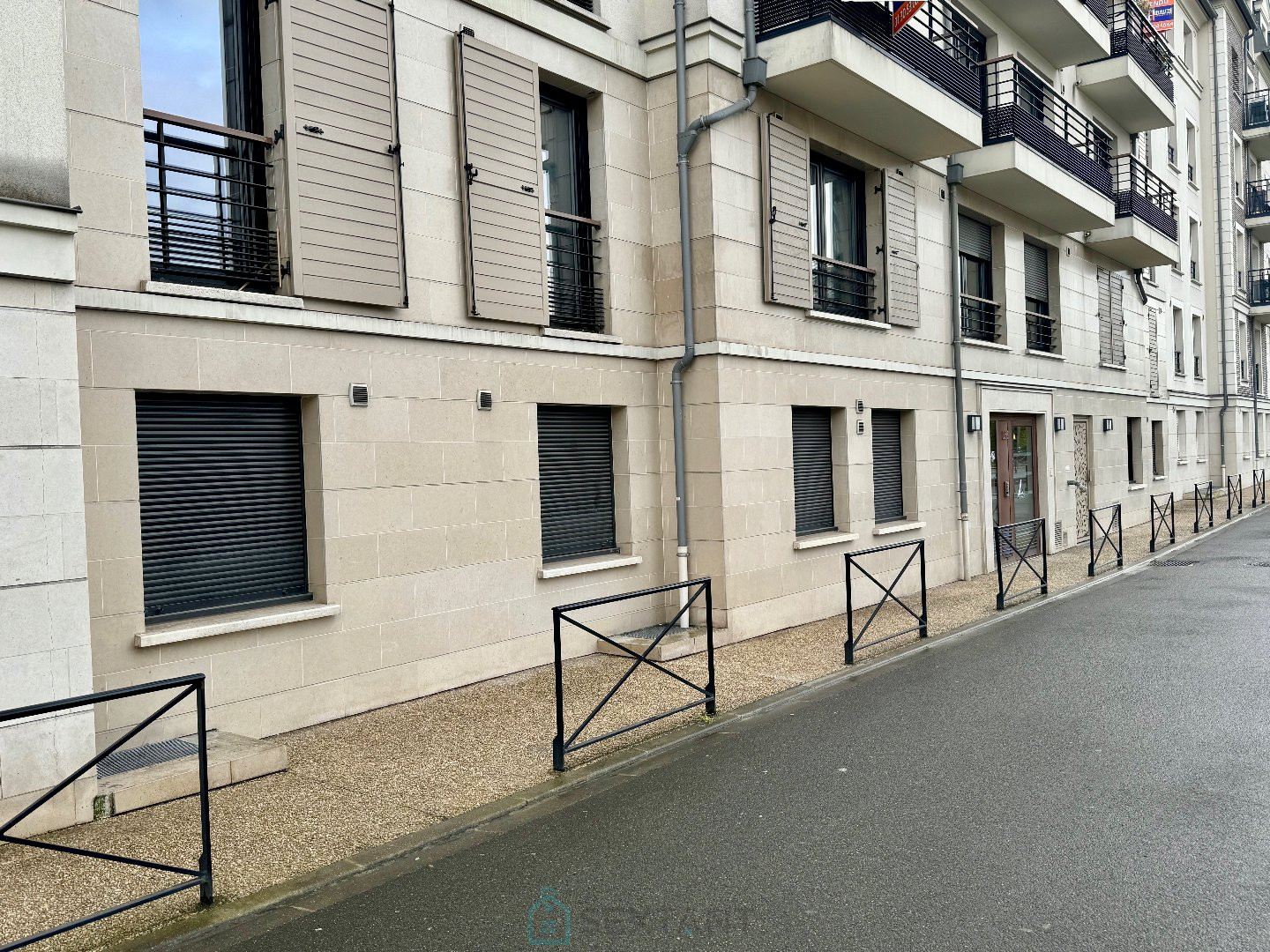 
                                                Vente
                                                 T3 au RDC - terrasse jardinet - 2 parkings