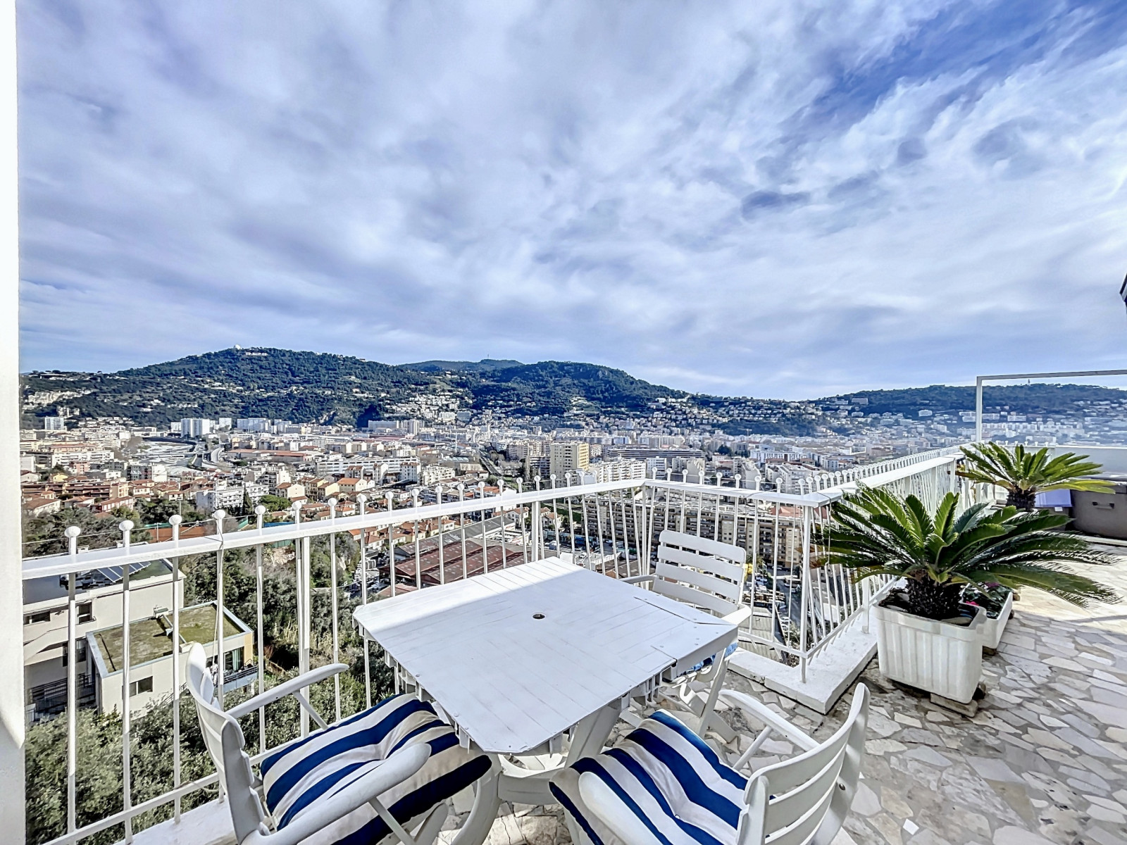 
                                                Vente
                                                 Toit terrasse au cœur de Cimiez