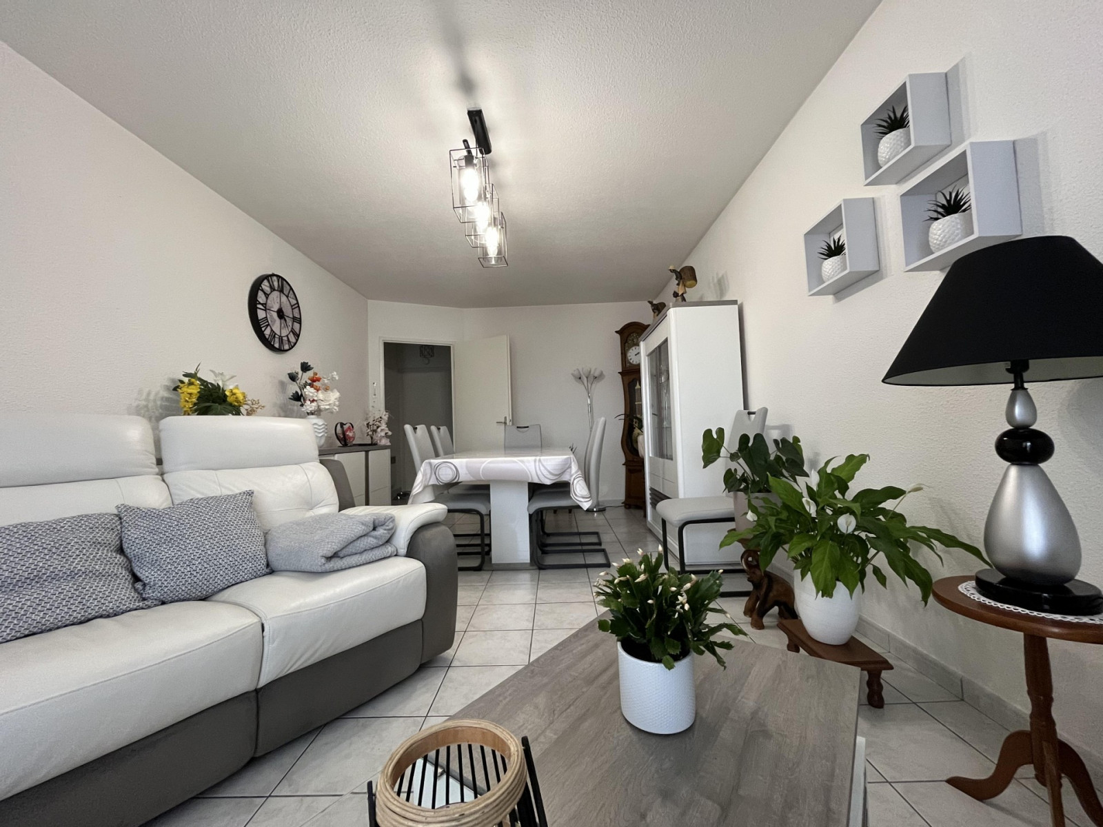 
                                                Vente
                                                 Très bel appartement T3 loué dans un immeuble sécurisé.