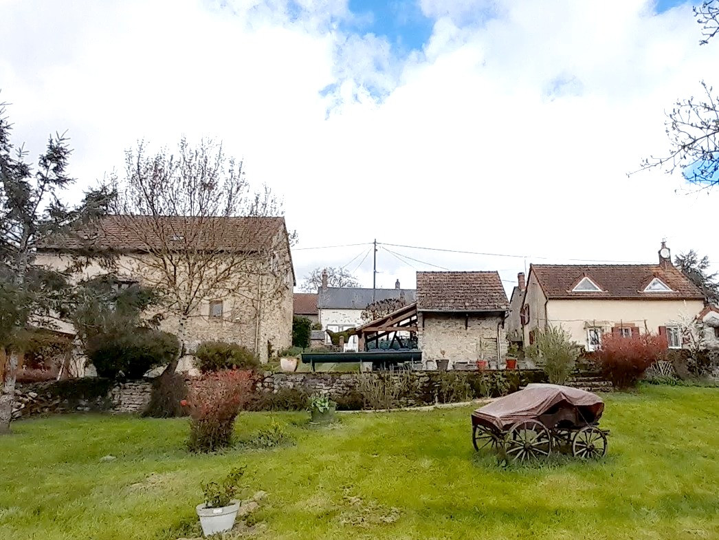 
                                                Vente
                                                 Trois maisons surplombant 3.000 m²