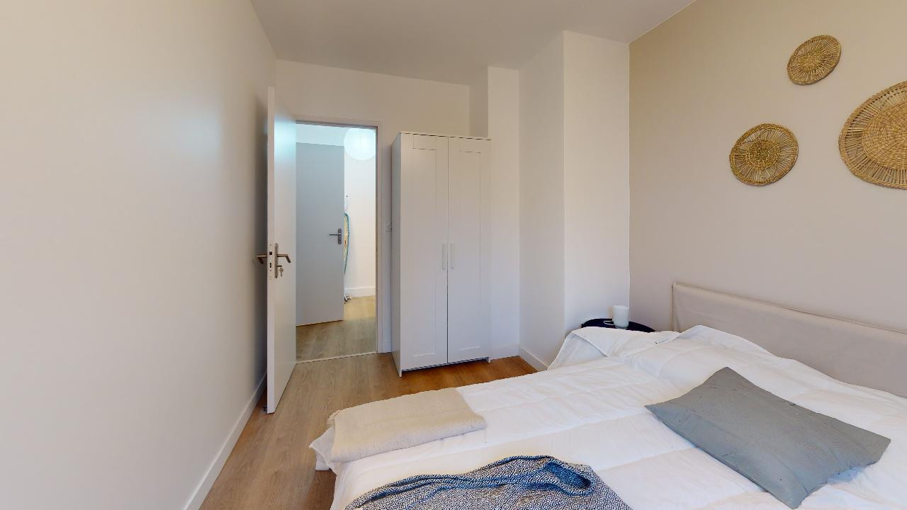 
                                                Colocation
                                                 Une chambre disponible dans cette colocation de 3 chambres dans un appartement entièrement meublé et rénové avec goût à Vénissieux