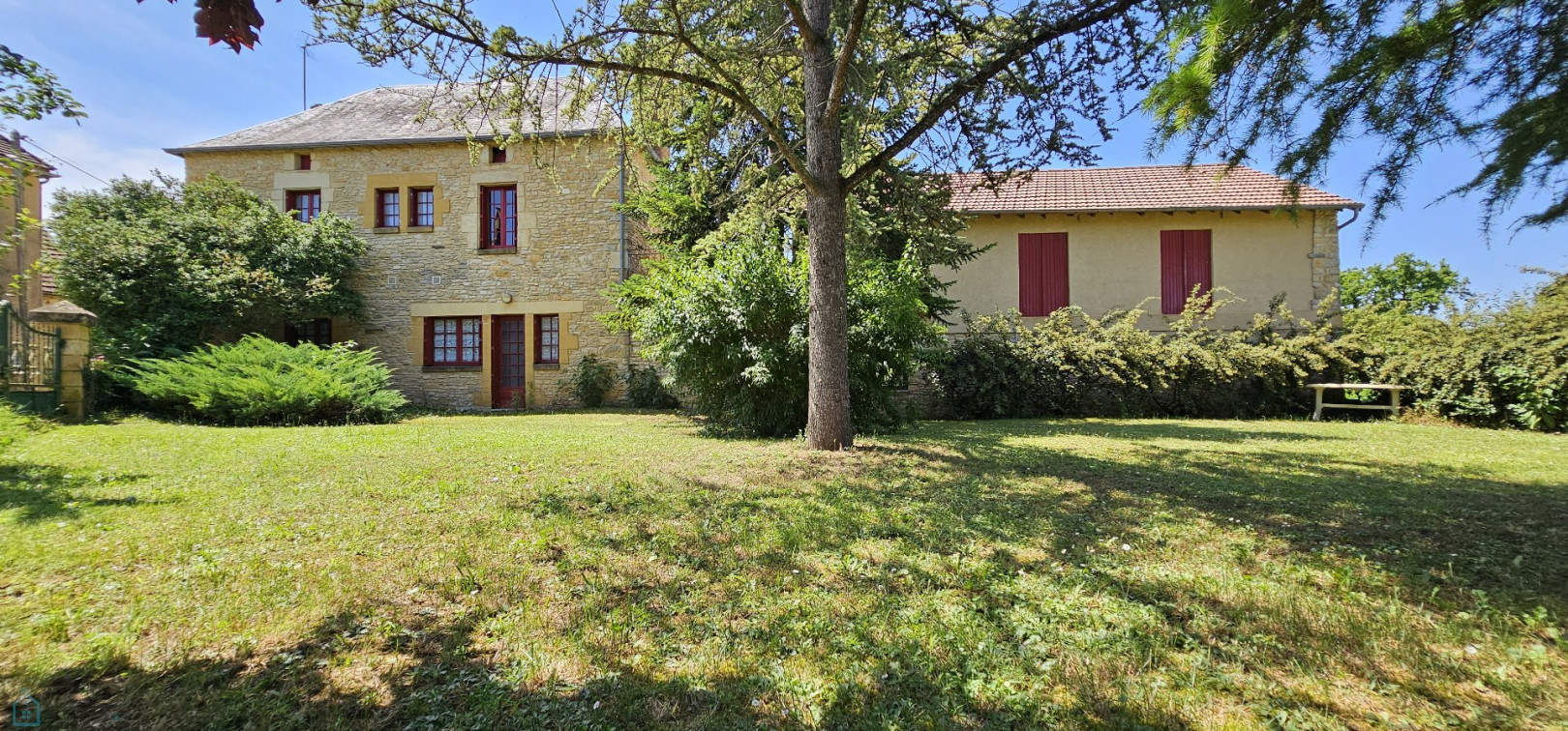 
                                                Vente
                                                 Une ferme de 177 m² à Saint-Martial-de-Nabirat dans un hameau sur un terrain de 985 m².