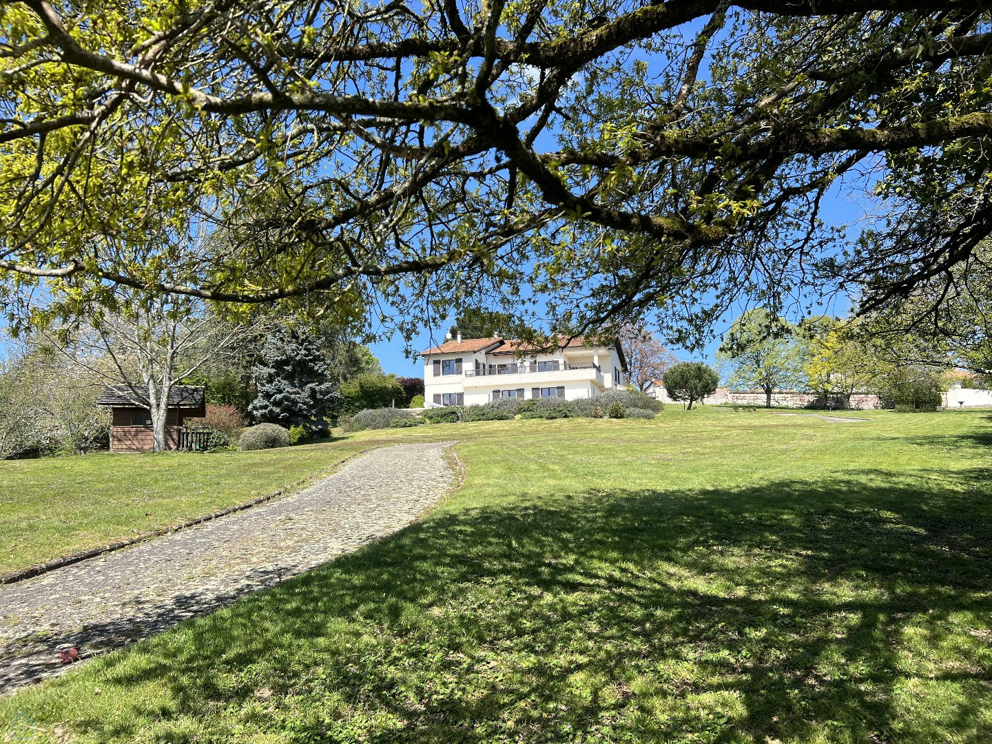 
                                                Vente
                                                 Une villa contemporaine avec vue panoramique dans un parc extraordinaire
