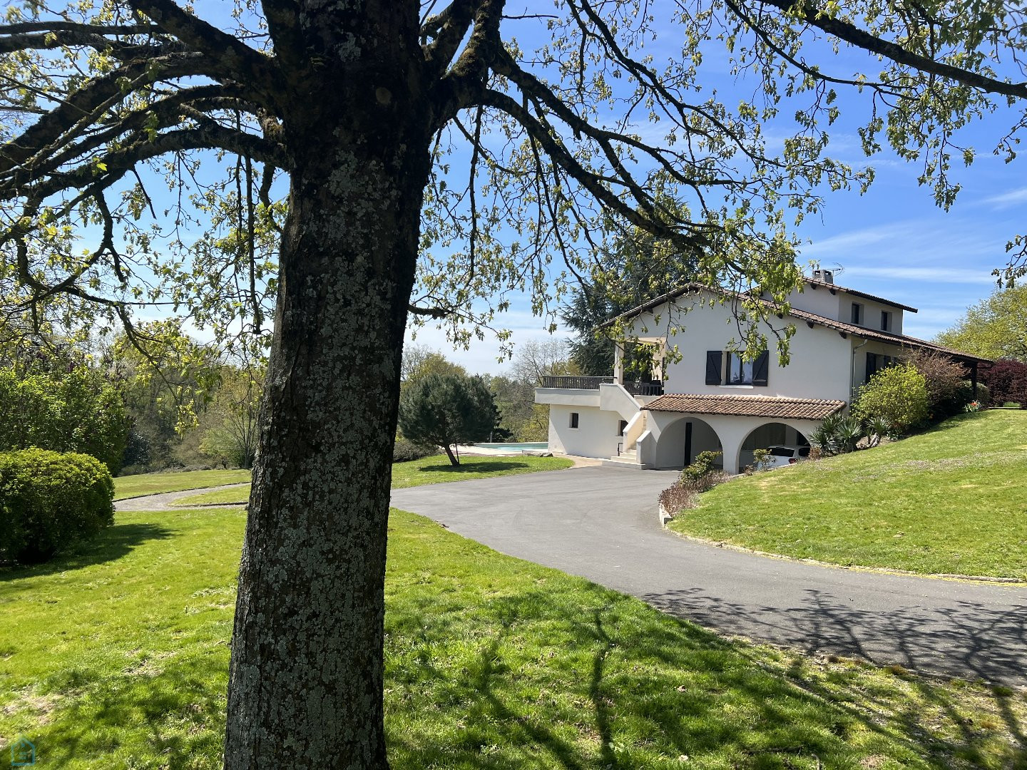 
                                                Vente
                                                 Une villa contemporaine avec vue panoramique dans un parc extraordinaire
