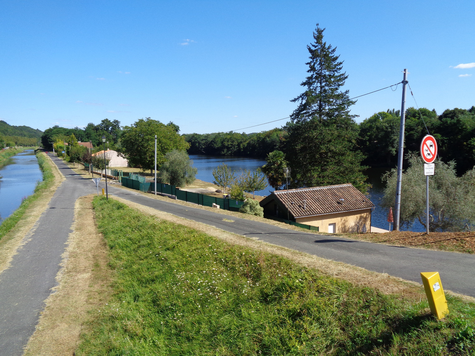 
                                                Location de vacances
                                                 vacances direct bord rivière et canal -apéro