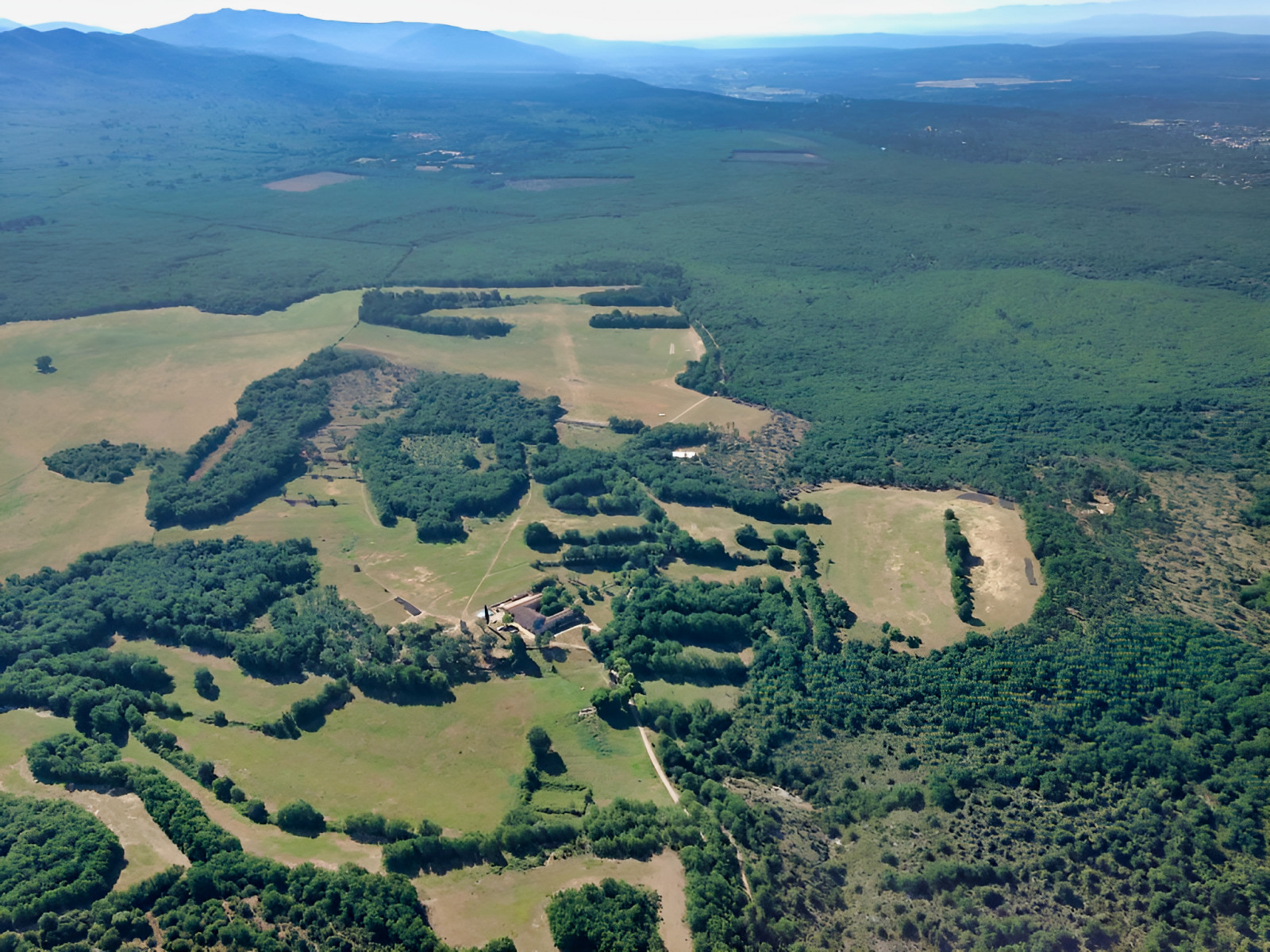 
                                                Vente
                                                 VAR DEMEURE HISTORIQUE XVIIIème 120 HA SOURCES