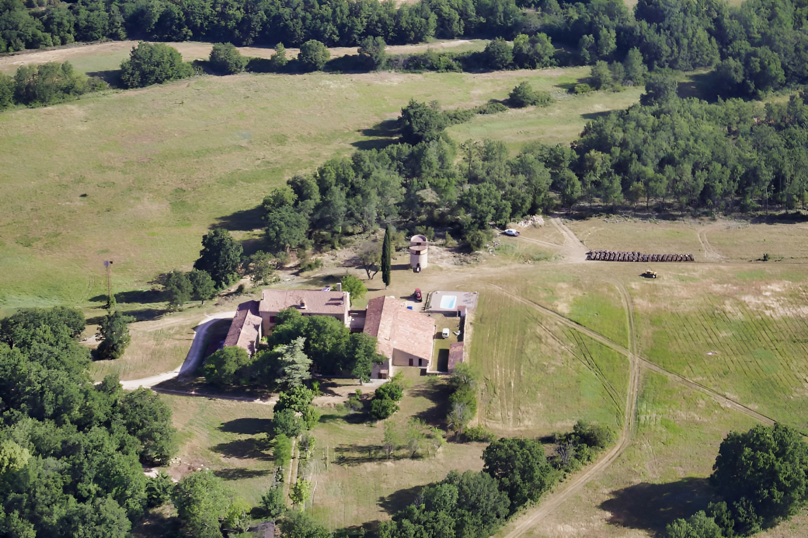 
                                                Vente
                                                 VAR DEMEURE HISTORIQUE XVIIIème 120 HA SOURCES