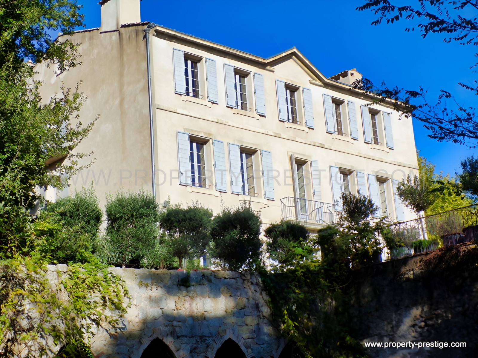 
                                                Vente
                                                 VAR  PROPRIETE CHATEAU VITICOLE 70 HECTARES