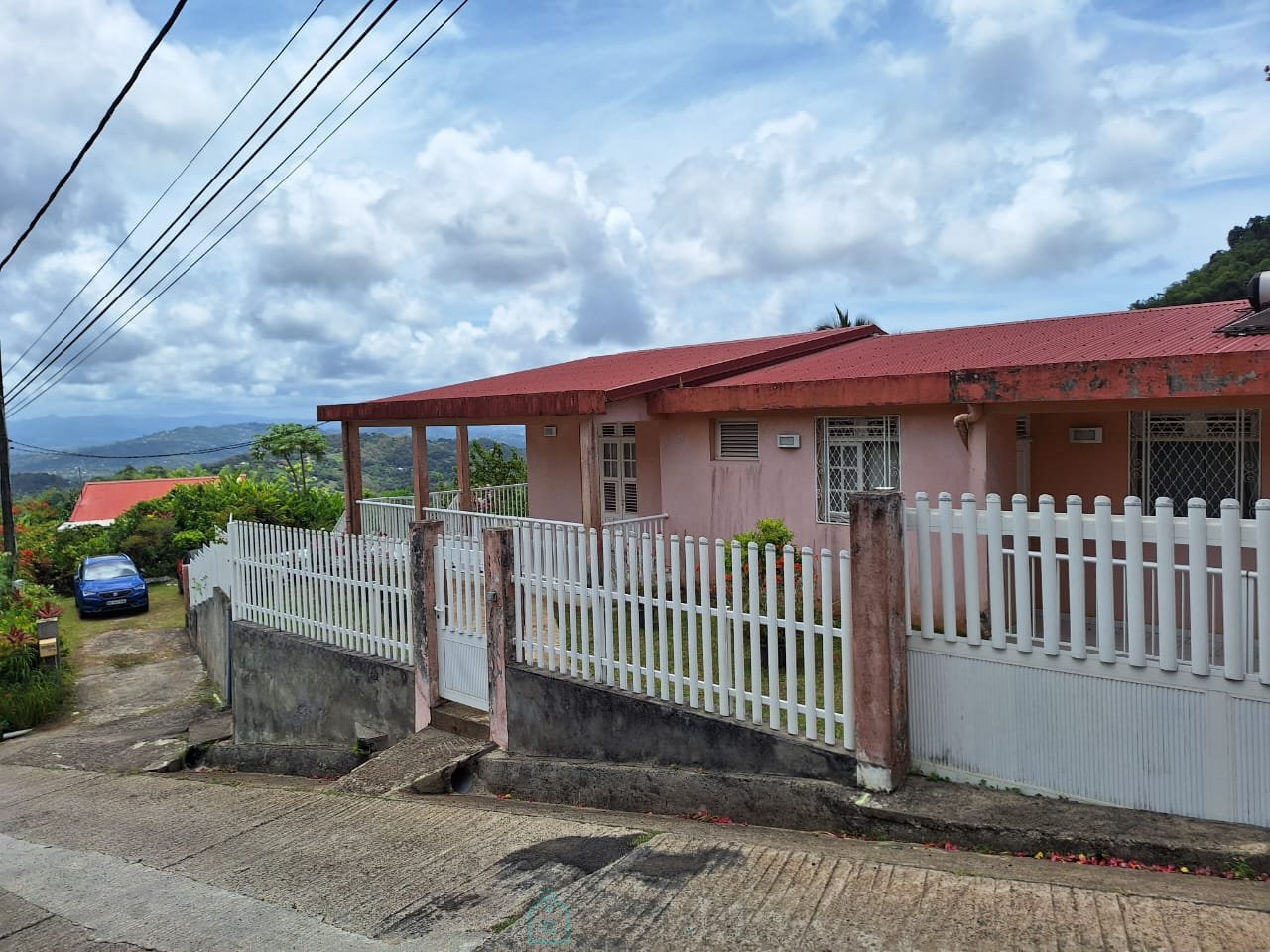 
                                                Vente
                                                 Villa à étage de 216m² habitable sur terrain de 5899m² situé sur la commune du VAUCLIN