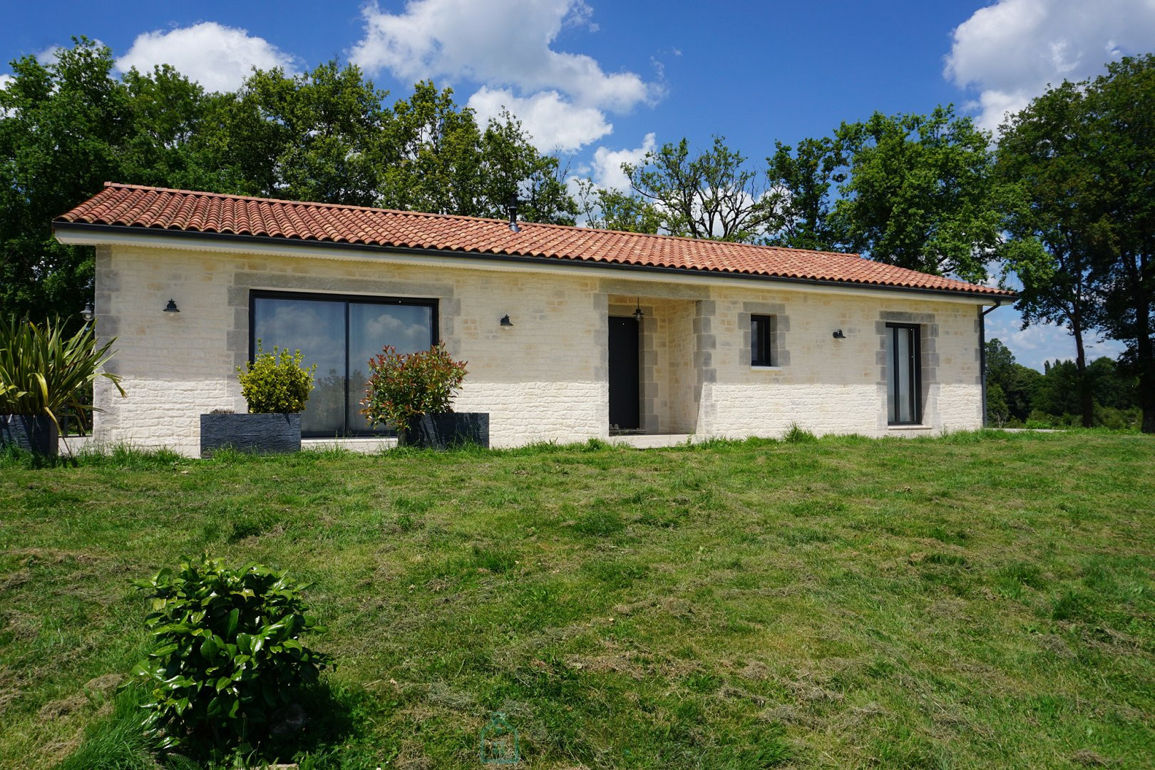 
                                                Vente
                                                 Villa contemporaine construite selon les normes techniques environnementales dans le coeur du Périgord vert. 