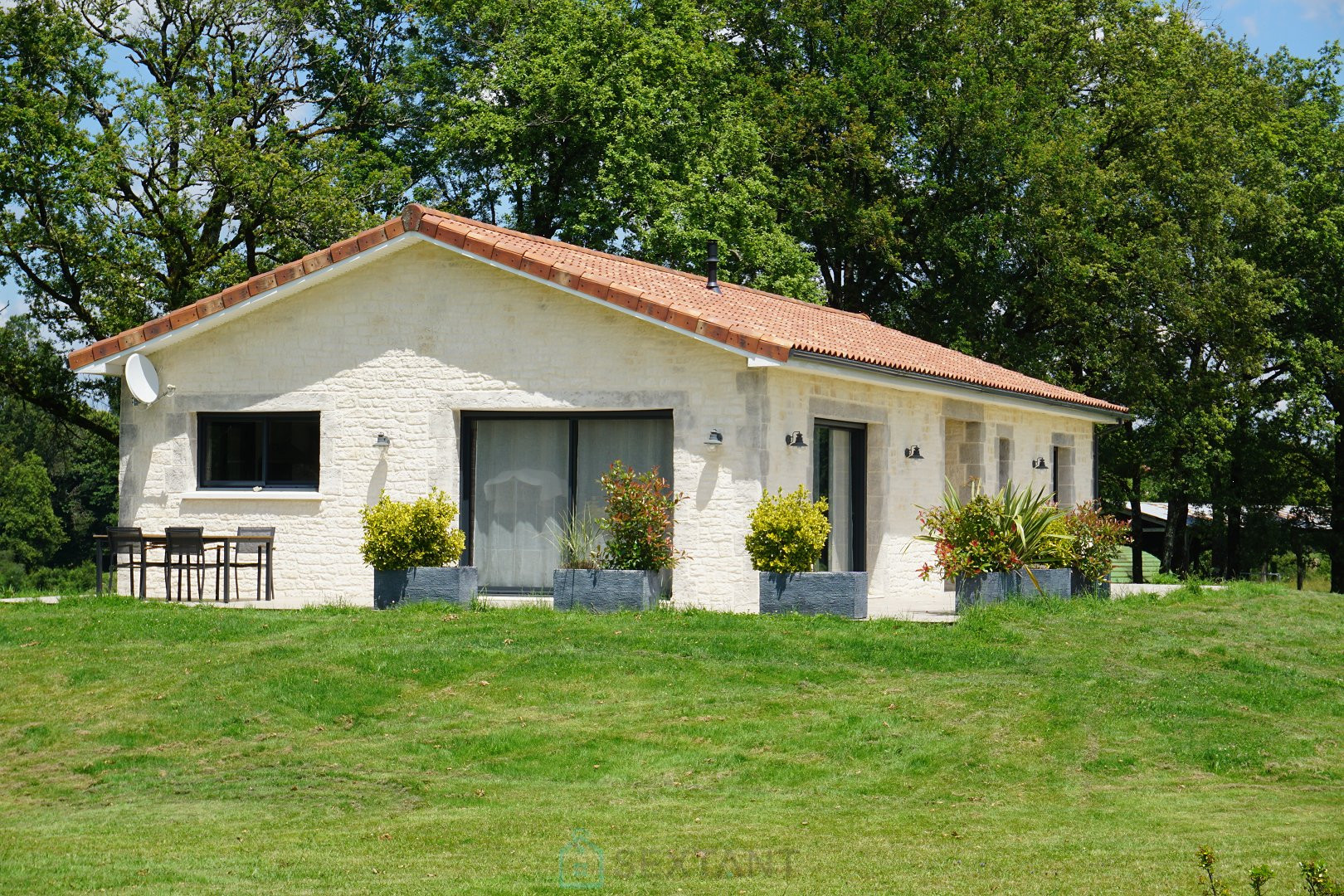 
                                                Vente
                                                 Villa contemporaine construite selon les normes techniques environnementales dans le coeur du Périgord vert. 