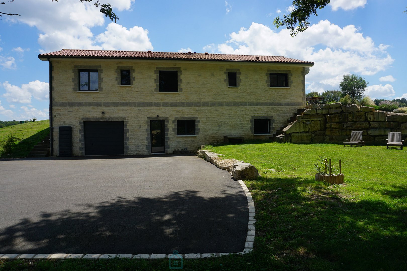 
                                                Vente
                                                 Villa contemporaine construite selon les normes techniques environnementales dans le coeur du Périgord vert. 