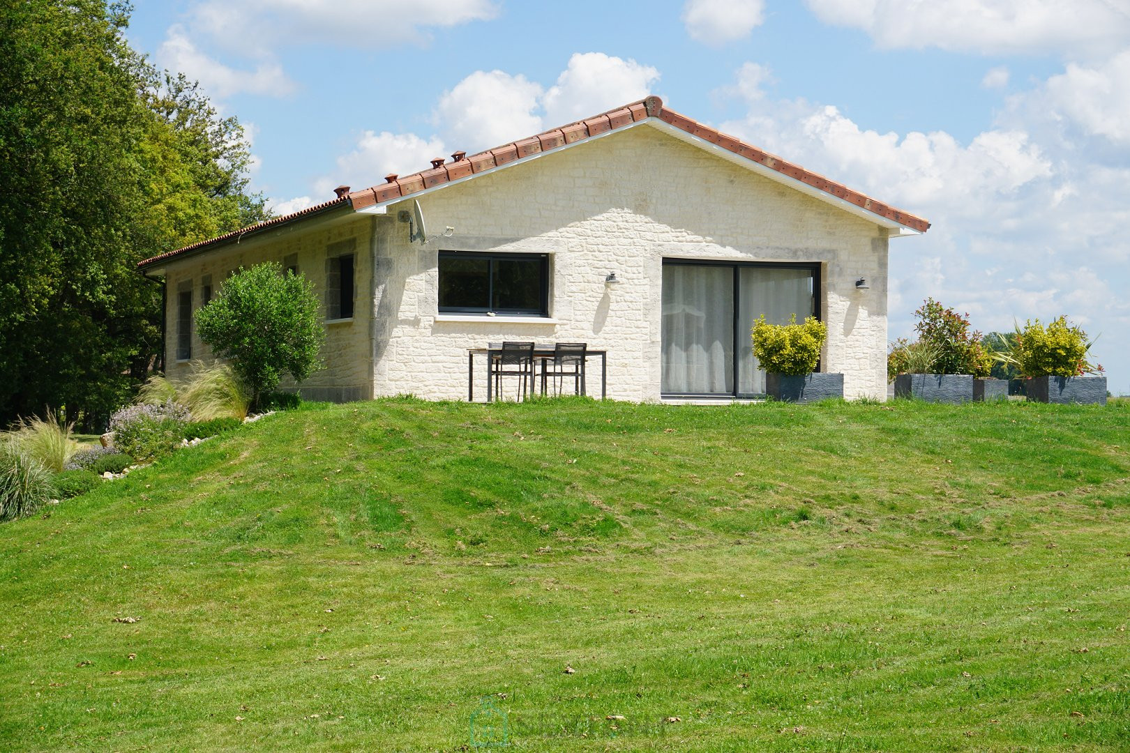 
                                                Vente
                                                 Villa contemporaine construite selon les normes techniques environnementales dans le coeur du Périgord vert. 