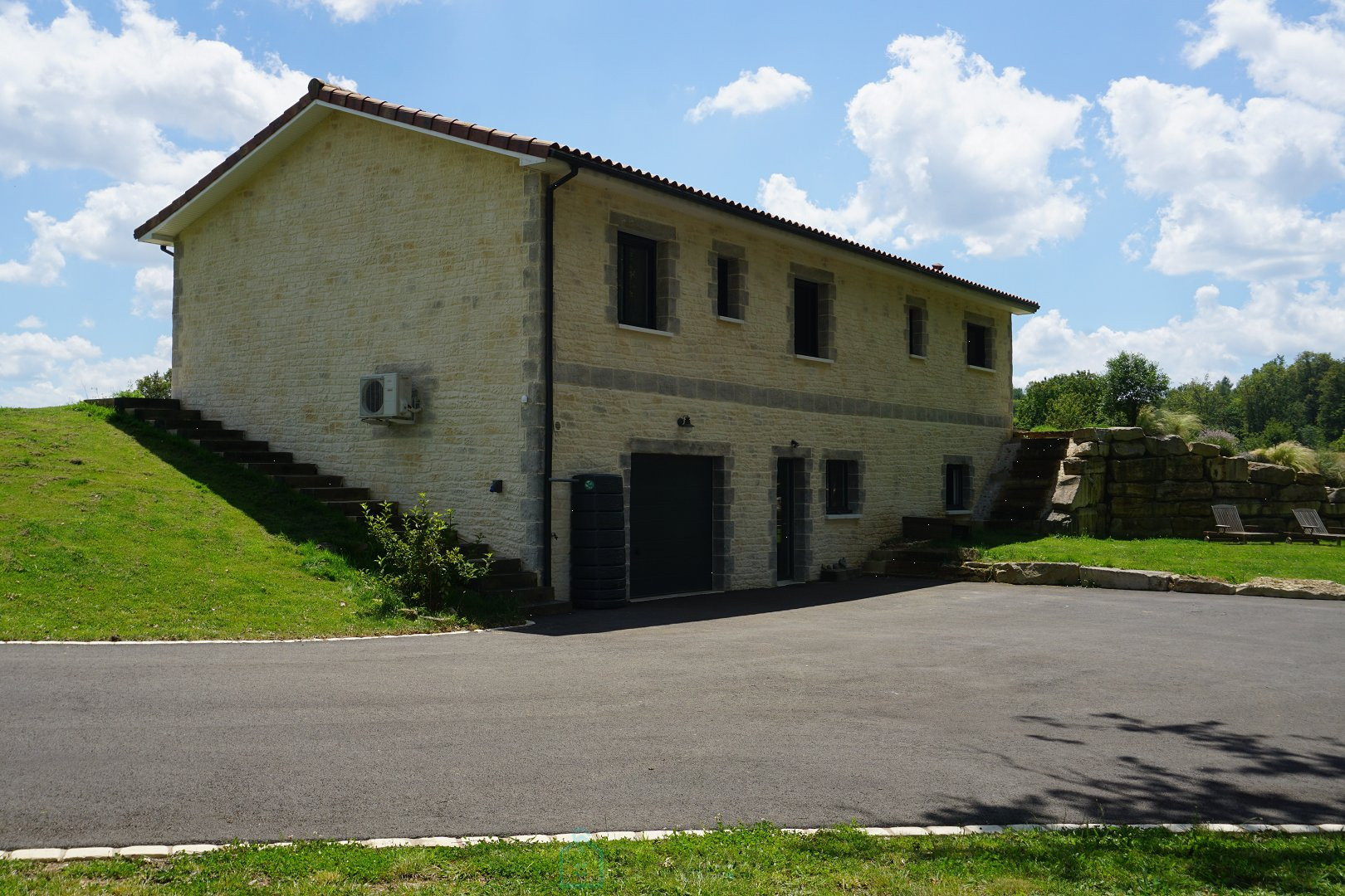 
                                                Vente
                                                 Villa contemporaine construite selon les normes techniques environnementales dans le coeur du Périgord vert. 