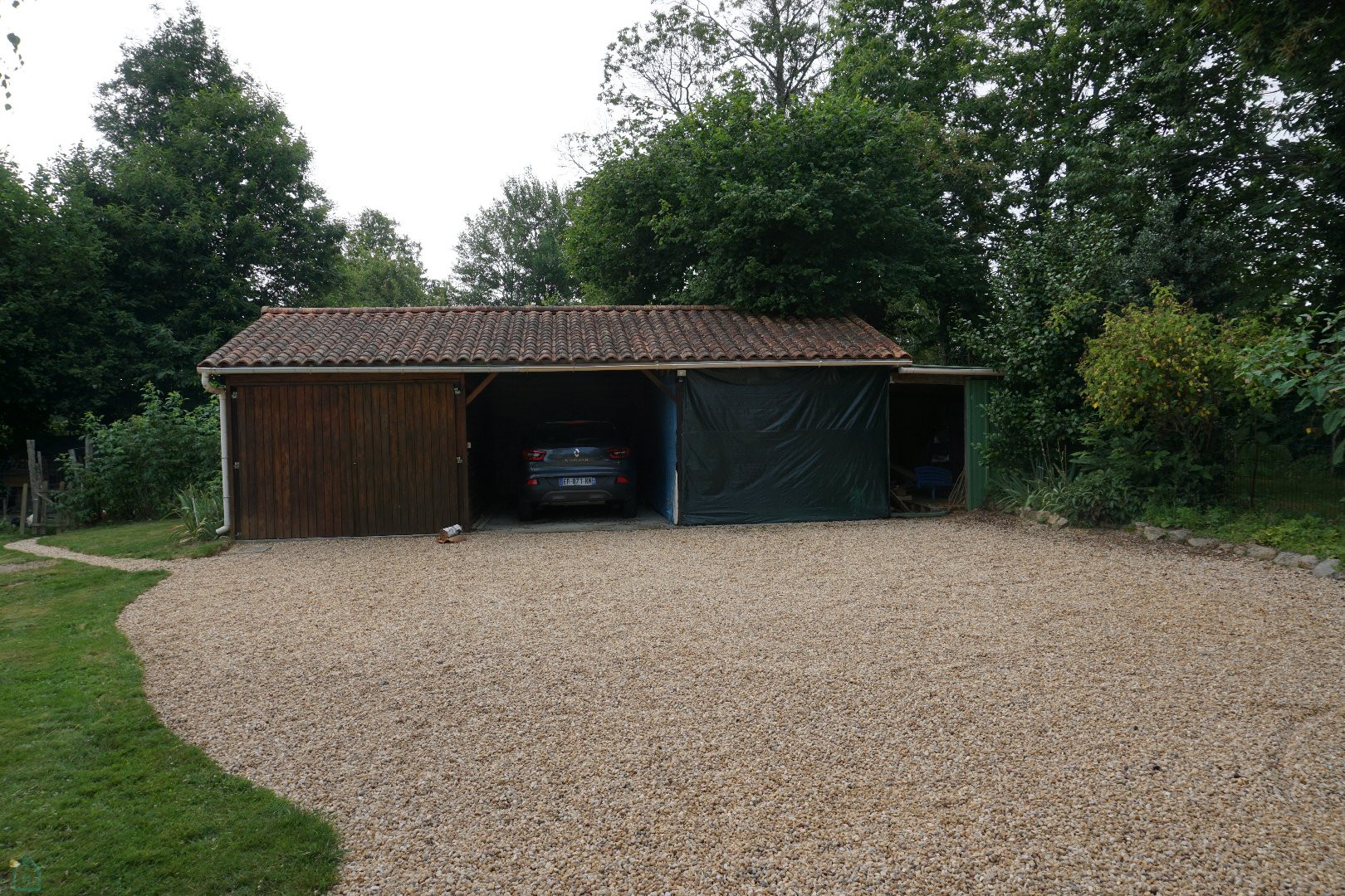 
                                                Vente
                                                 Villa contemporaine de plain-pied agrémentée d'une piscine.