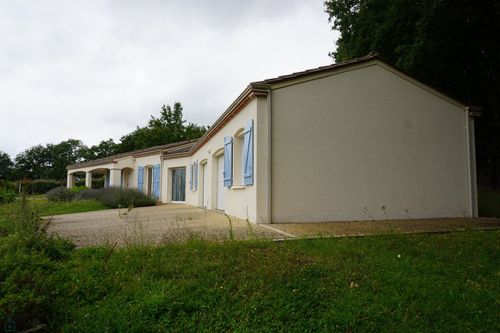 
                                                Vente
                                                 Villa contemporaine de plain-pied avec piscine.