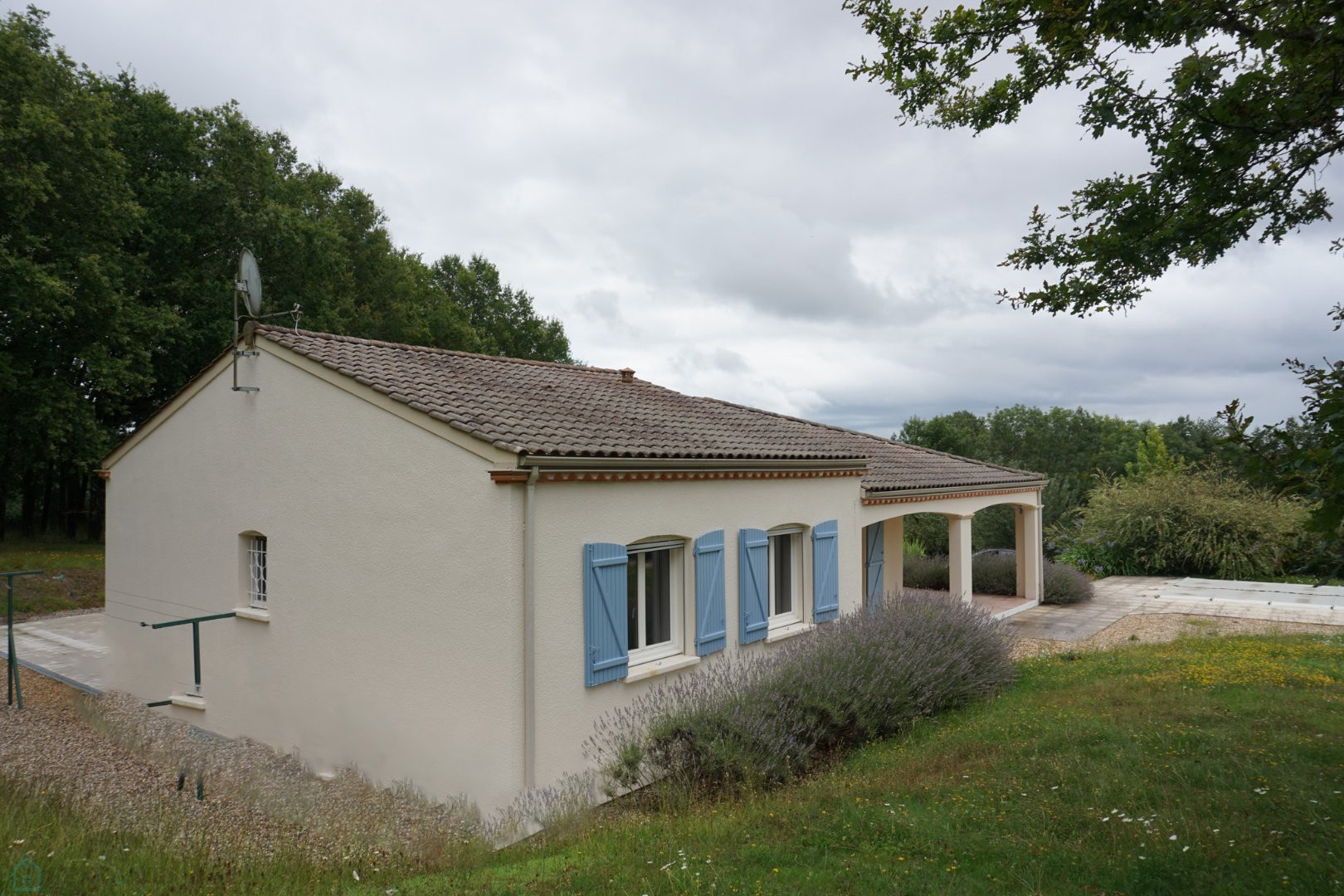 
                                                Vente
                                                 Villa contemporaine de plain-pied avec piscine.