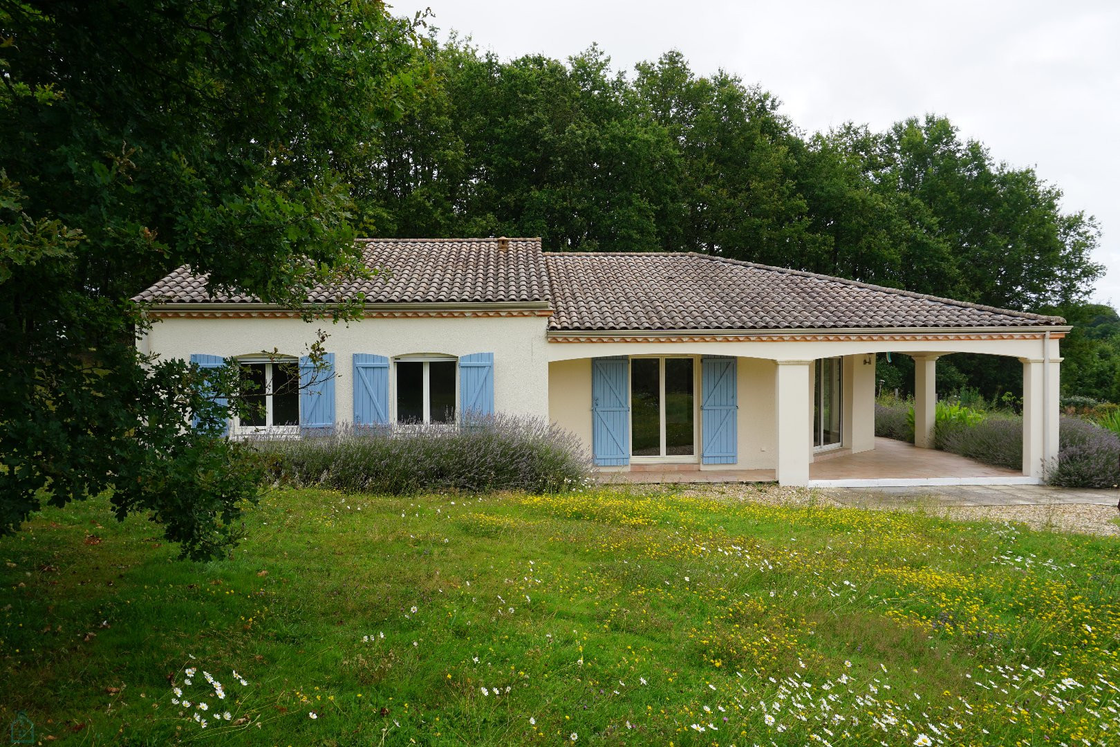 
                                                Vente
                                                 Villa contemporaine de plain-pied avec piscine.