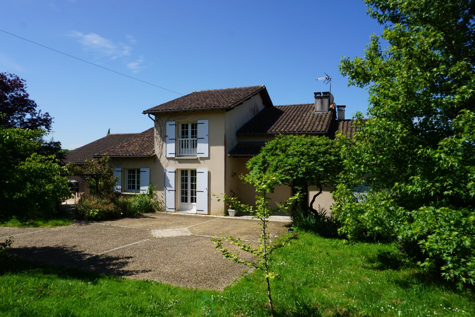 
                                                Vente
                                                 Villa contemporaine nichée sur les hauteurs de la commune de Nontron .