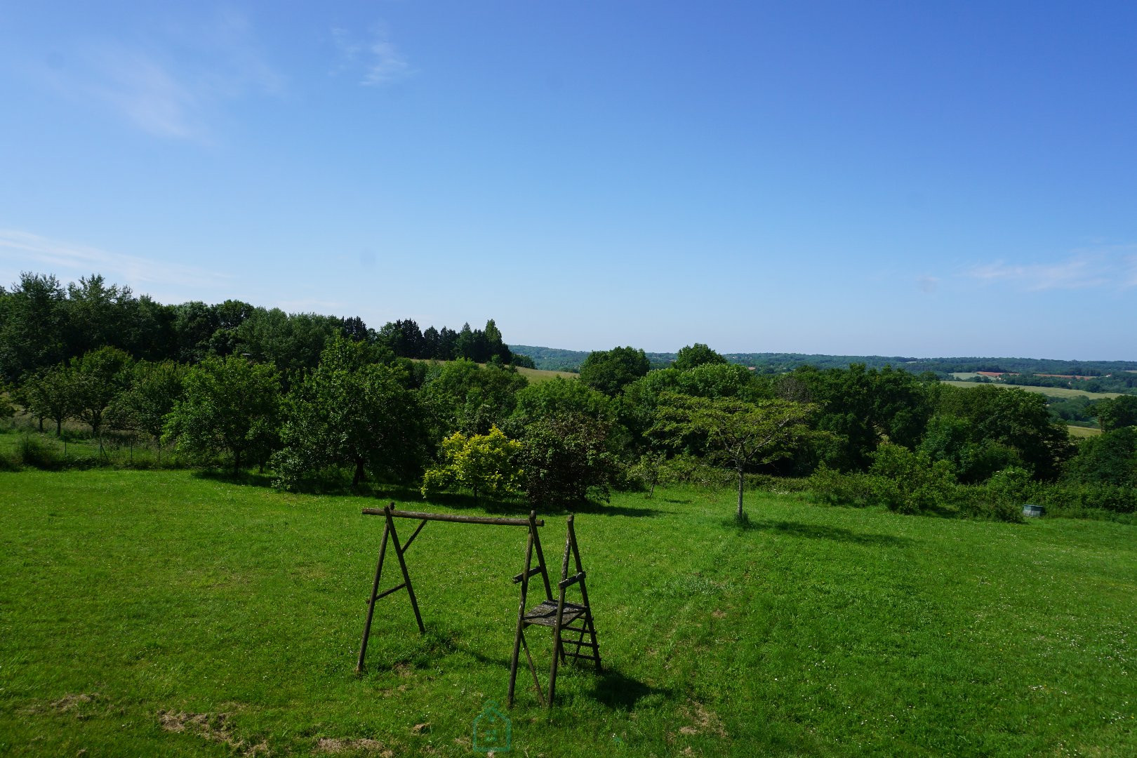 
                                                Vente
                                                 Villa contemporaine nichée sur les hauteurs de la commune de Nontron .