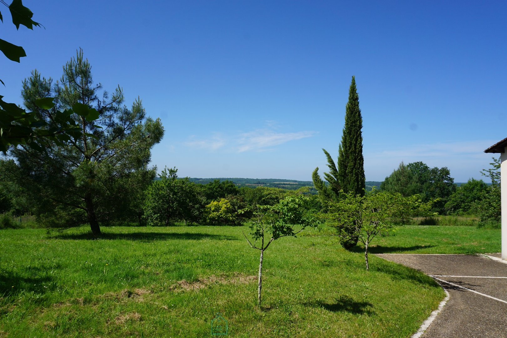 
                                                Vente
                                                 Villa contemporaine nichée sur les hauteurs de la commune de Nontron .