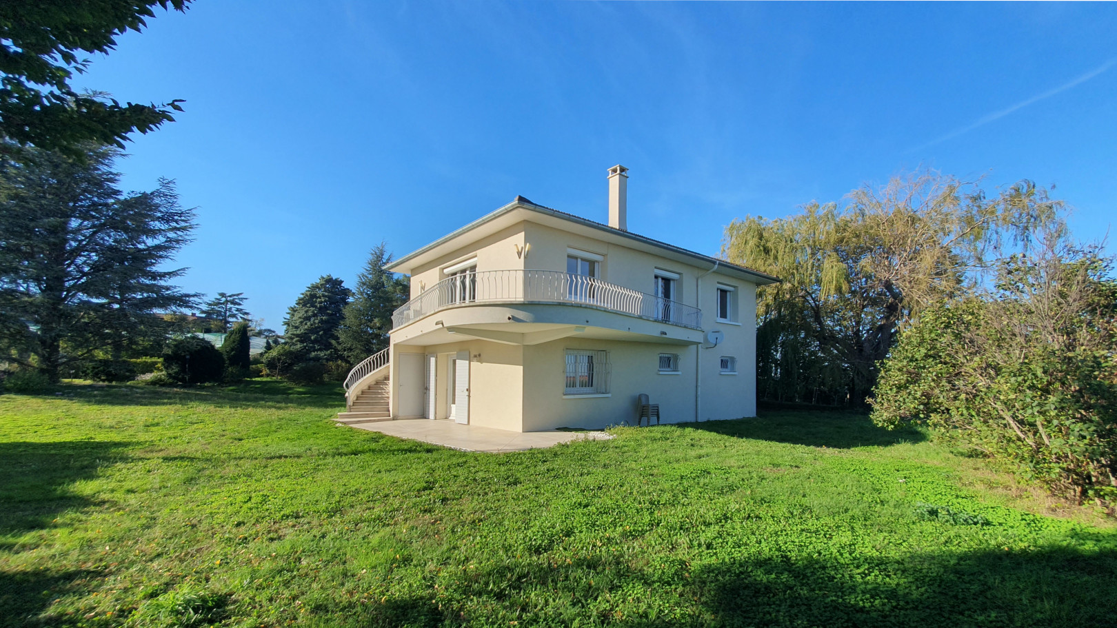 
                                                Vente
                                                 Villa idéalement située dans un secteur prisé et bien orientée avec vue.