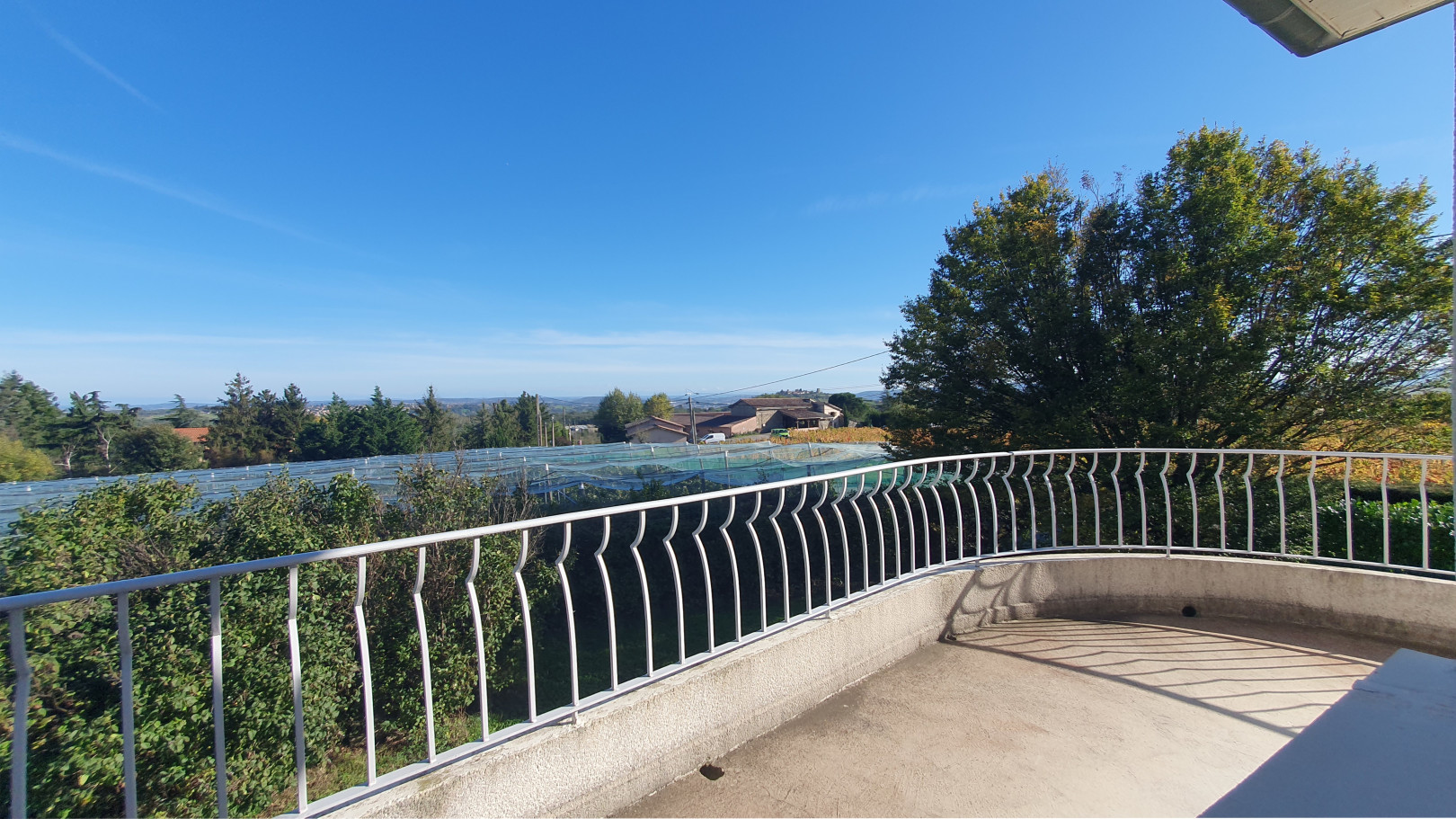 
                                                Vente
                                                 Villa idéalement située dans un secteur prisé et bien orientée avec vue.