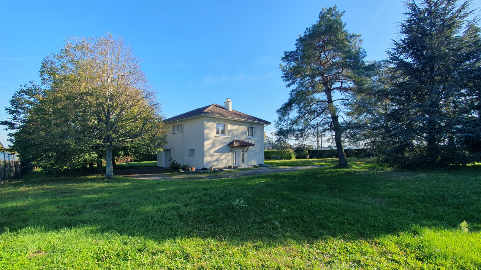 
                                                Vente
                                                 Villa idéalement située dans un secteur prisé et bien orientée avec vue.