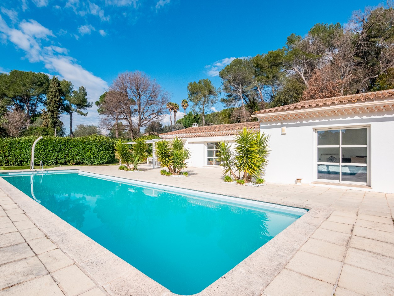 
                                                Vente
                                                 Villa Moderne à Proximité de Valbonne Village