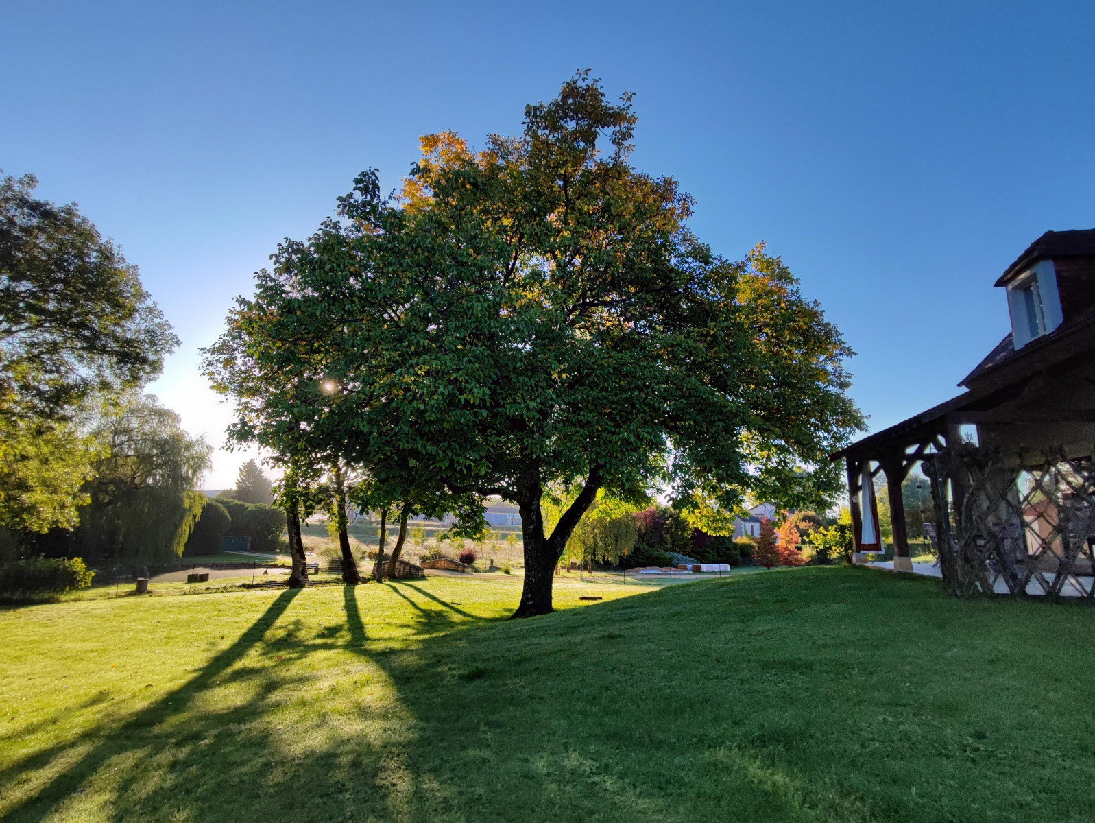 
                                                Vente
                                                 Villa sur un grand terrain arboré avec une mare