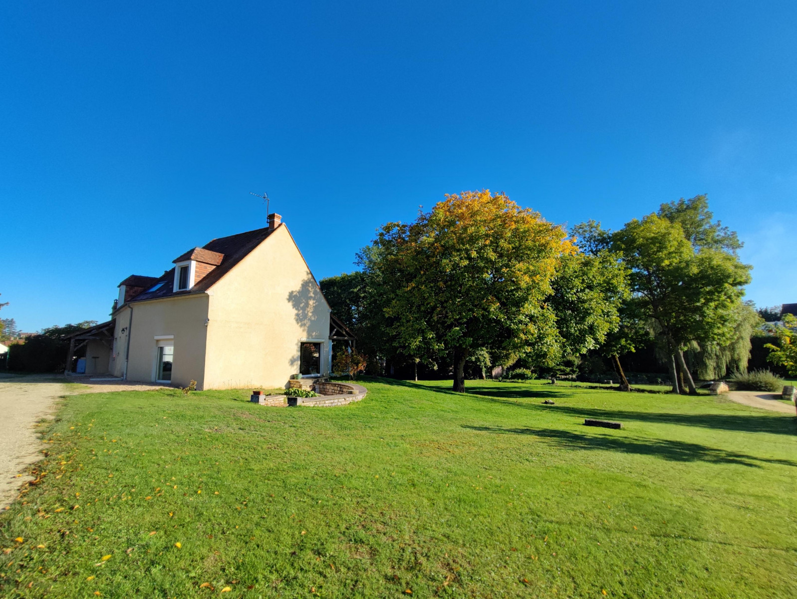 
                                                Vente
                                                 Villa sur un grand terrain arboré avec une mare