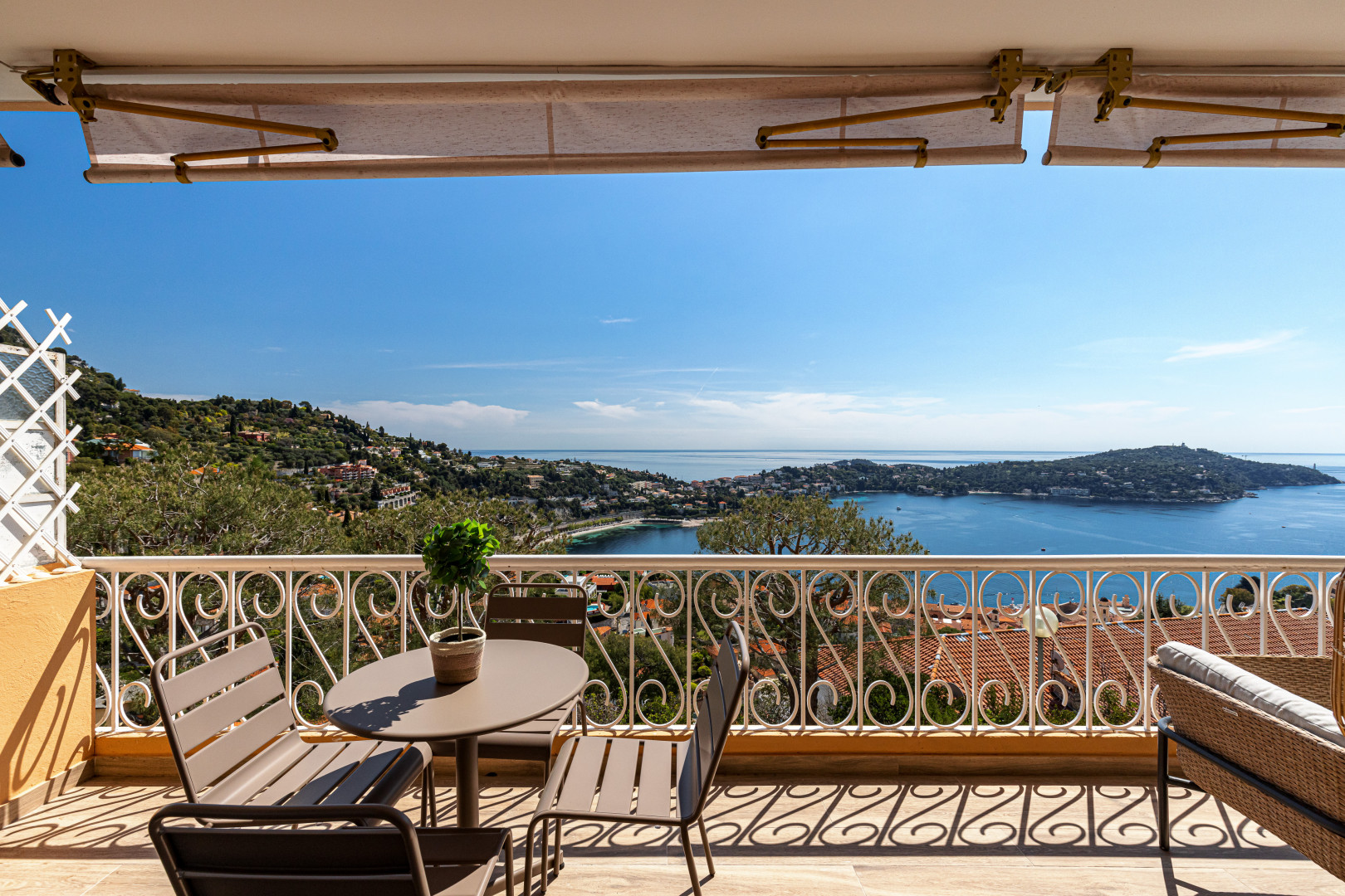 
                                                Vente
                                                 VILLEFRANCHE SUR MER - Corne d’Or  - Magnifique 3 pièces entièrement rénové disposant d’une terrasse avec vue panoramique sur la mer